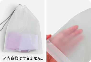 巾着に物を入れている様子